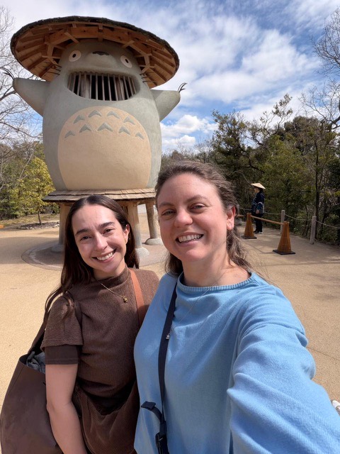 Daniela y Nicole frente a la figura de Totoro en el parque Ghibli.